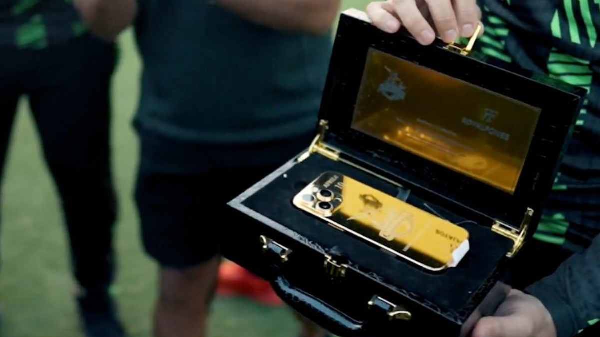 Gold iPhone gifted to Shaheen Shah Afridi